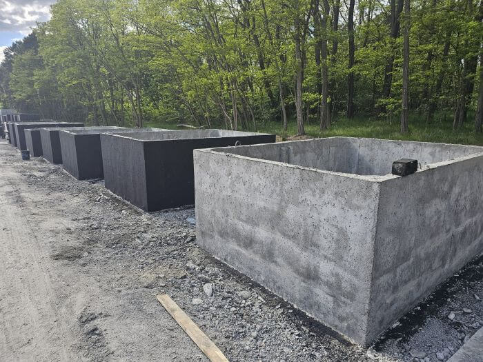 Plac produkcyjny z szambami betonowymi Bolesławiec gotowymi do transportu